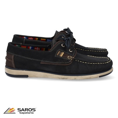 Par de sapatos mocassim preto com pormenores castanhos e padrão interior colorido