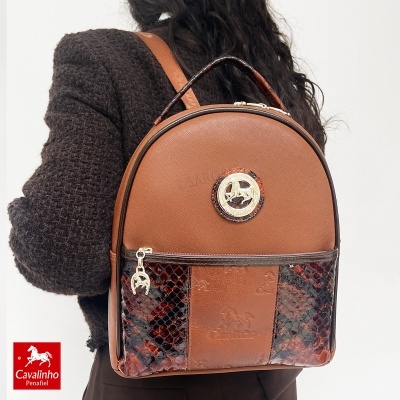 Mochila marrom com detalhes em padrão escamas e logótipo dourado