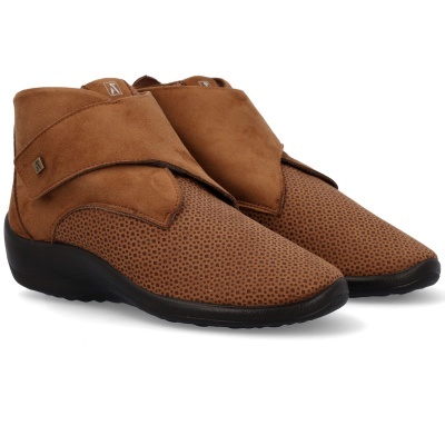 Par de sapatos castanhos de velcro com textura de pequenas quadrículas e sola preta