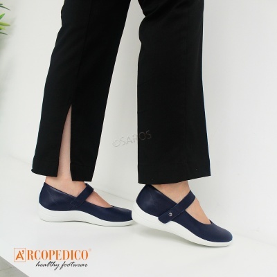 Sapatos ARCOPÉDICO azuis com sola branca e calças pretas