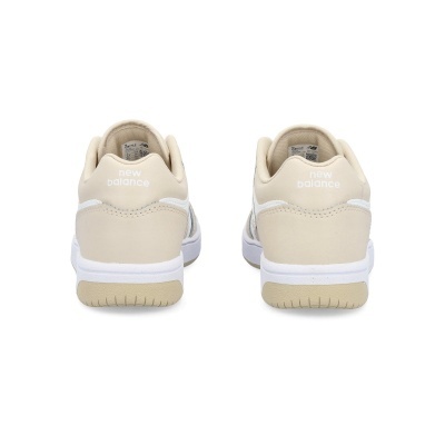 Ténis New Balance bege claro vistos de trás com logo branco
