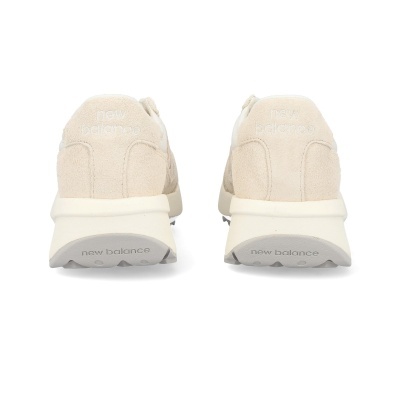 Sapatilhas New Balance bege vistas de trás com logótipo no calcanhar e na sola
