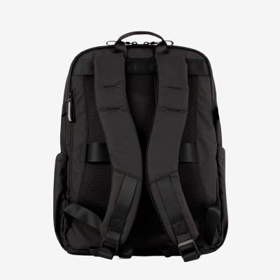 Mochila preta vista de trás com alças acolchoadas e bolso lateral.