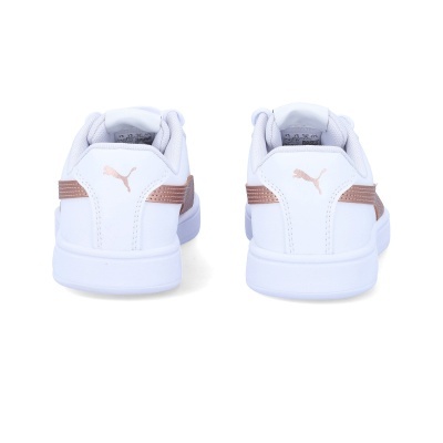 Sapatilhas brancas Puma com detalhes rosa dourado vistas de trás