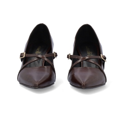 Sapatos de salto alto castanhos escuros com tira cruzada e fivela dourada