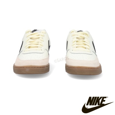 Sapatilhas Nike brancas com detalhes em bege claro e sola castanha vistas de frente