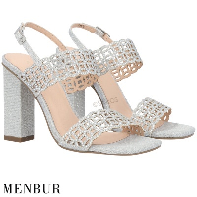 Sandálias de salto alto MENBUR prateadas com tiras decorativas e salto largo.