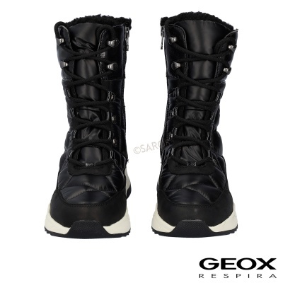 Bota feminina preta com cadarço e fecho lateral, sola branca e preta