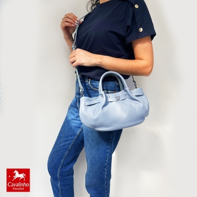Mala feminina azul claro em pele com alça longa e alças curtas
