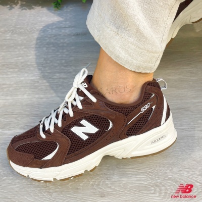 Tênis desportivo castanho e branco New Balance 530 com atacadores brancos