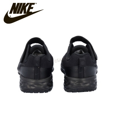 Sapatilhas desportivas Nike pretas vistas por trás com logótipo da Nike