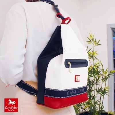Mochila Cavalinho branca, preta e vermelha com fecho dourado