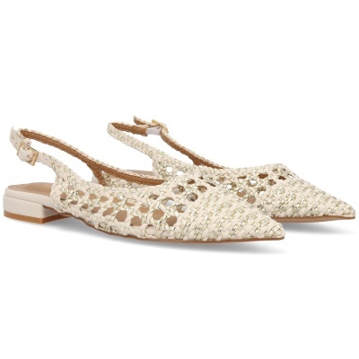 Sapatos slingback bege claro trançados com detalhes dourados e salto baixo