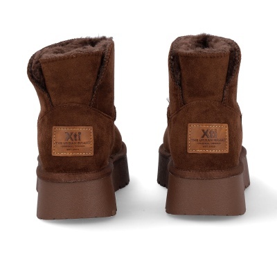 Botas castanhas em camurça com pelo e etiqueta Xti na parte de trás