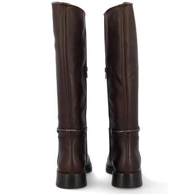 Botas altas castanho escuro vista de trás com detalhe metálico