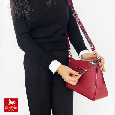 Mala vermelha com alça vermelha padrão animal print e bolso com fecho