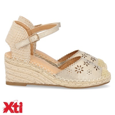 Sandália de cunha bege com padrão floral perfurado e salto em corda trançada Xti
