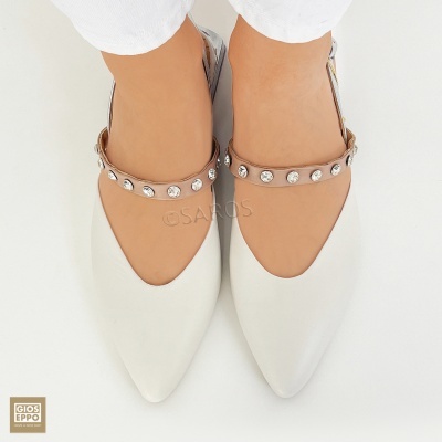 Sapatos femininos brancos com tira nude e tachas prateadas.