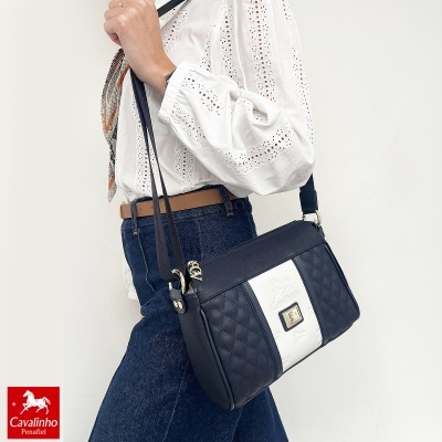 Mala de ombro Cavalinho preta e branca matelassê com detalhe gravado