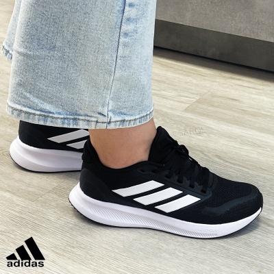 Sapatilhas desportivas adidas pretas com riscas brancas e sola branca