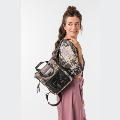 Mala mochila Anekke em padrão geométrico e ilustração de rosto
