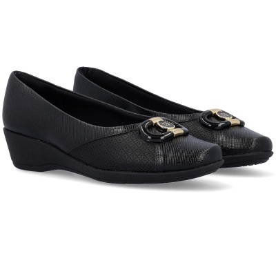 Sapatos pretos com decoração metálica dourada e textura de pele