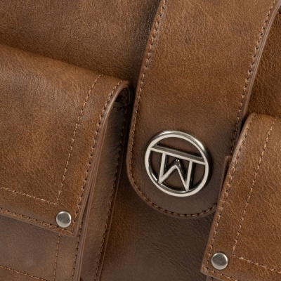 Close-up de mala de pele castanha com logotipo metálico e costuras