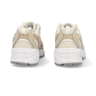 Par de sapatilhas desportivas bege com branco e cinza vistas de trás