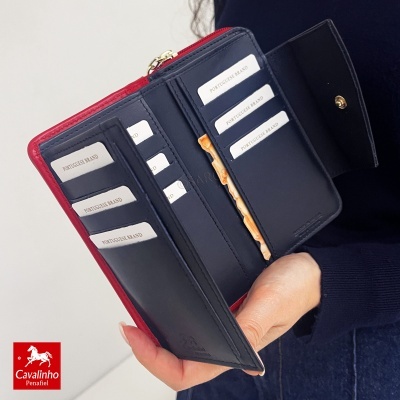 Carteira de couro azul escuro com bordas vermelhas e múltiplos compartimentos para cartões