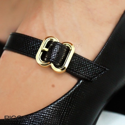 Sapato preto com fivela dourada e textura tipo escamas