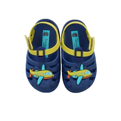 Sandálias infantis azuis e amarelas com avião decorativo