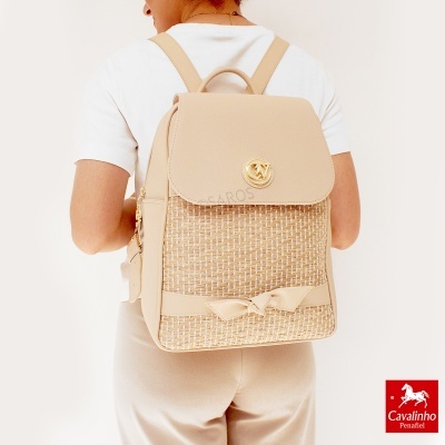 Mochila bege com textura de palha e laço frontal vista de costas