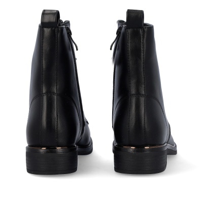 Botas pretas de cano curto em pele vistas de trás