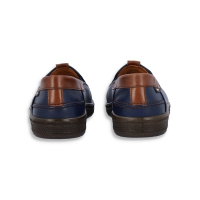 Sapatos masculinos azuis com detalhes castanhos vistos de trás