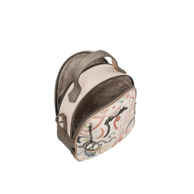 Mochila pequena bege com padrão colorido e tampa aberta