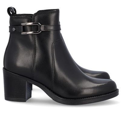 Botas pretas em couro com salto quadrado e fivela