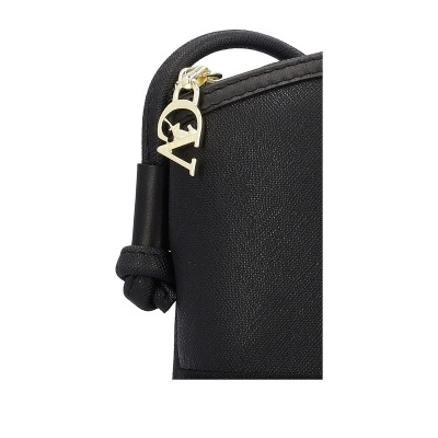 Bolsa preta com alça de corda e fecho dourado com letras