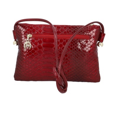 Bolsa de ombro vermelha com textura de pele de réptil e fecho metálico