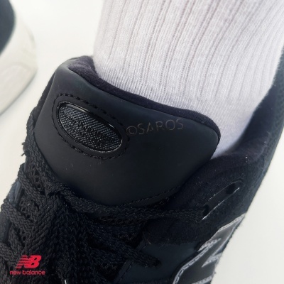 Tênis desportivo New Balance preto com detalhe em tecido e camurça e etiqueta OSAROS