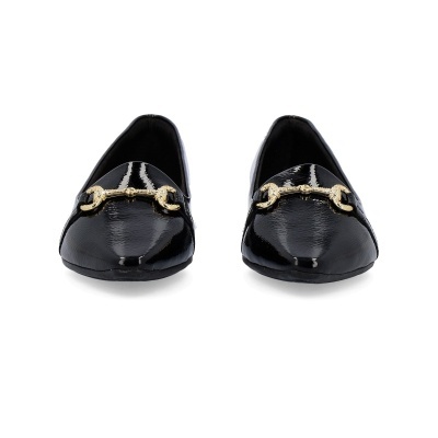 Mocassins pretos em verniz com detalhe dourado.
