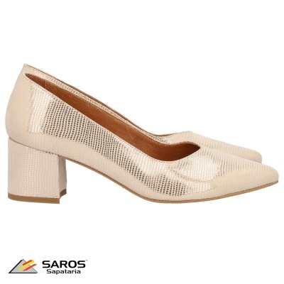 Sapato feminino bege com salto bloco, textura de pele de réptil e bico fino