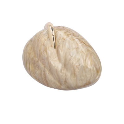 Caixa decorativa em forma de pedra com acabamento marmoreado creme e detalhe dourado