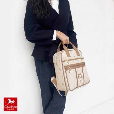 Mochila bege com padrão Cavallinho e detalhes castanhos, em fundo branco