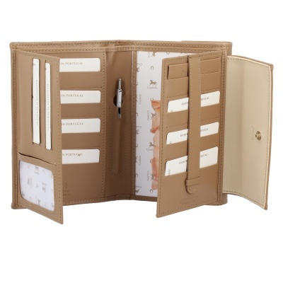 Carteira castanha clara em pele aberta com divisórias e etiquetas de HANDMADE IN PORTUGAL.