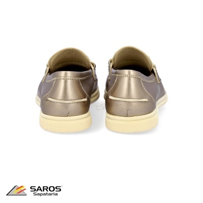 Sapatos dourados com sola branca vistos de trás sobre fundo branco