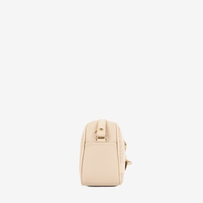 Mochila pequena bege vista de lado sobre fundo branco