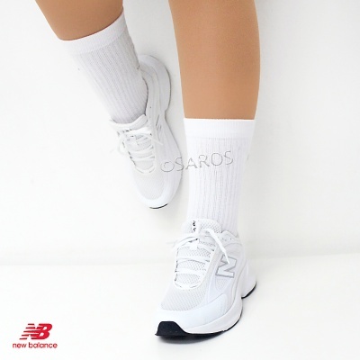 Ténis desportivos New Balance brancos com meias altas brancas