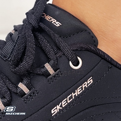 Ténis preto Skechers com atacadores e logo da marca