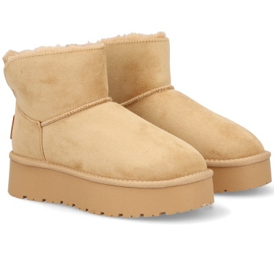 Botas baixas tipo UGG bege com camurça e interior peludo em fundo branco