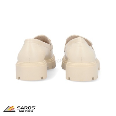 sapatos mocassim bege com sola grossa vistos de trás